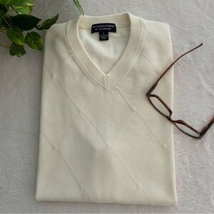 Roundtree & Yorke winter white diamond pattern  V-neck sleeveless sweater vest.